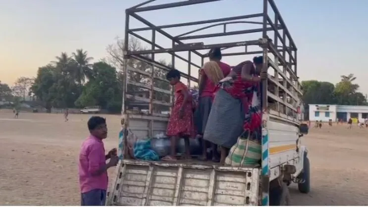 8 परिवारों को गांव से निकाला