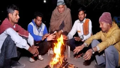 ठंड में आग तापना