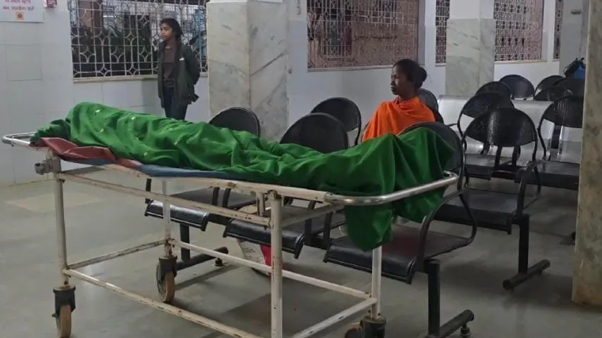 शव वाहन के इंतजार में घंटों बैठे रहे परिजन