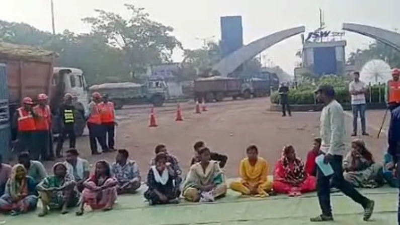 JSW कंपनी के खिलाफ धरना