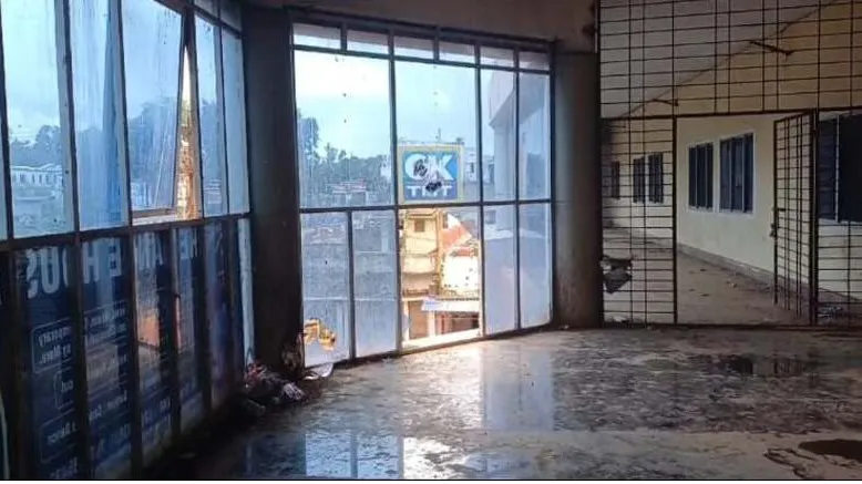 करोड़ों के व्यावसायिक कॉम्प्लेक्स खंडहर