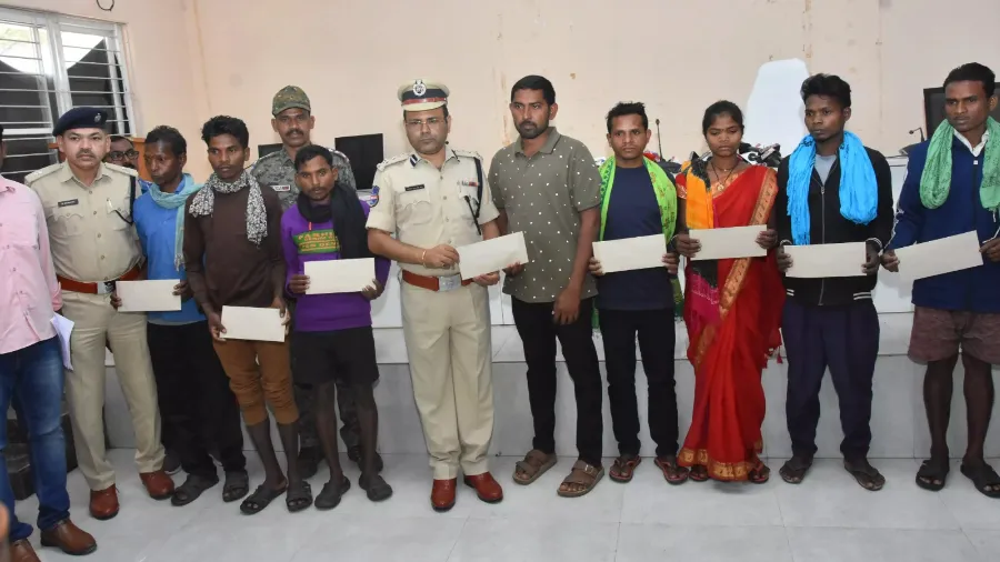 Eight maoists lay down arms in Telangana