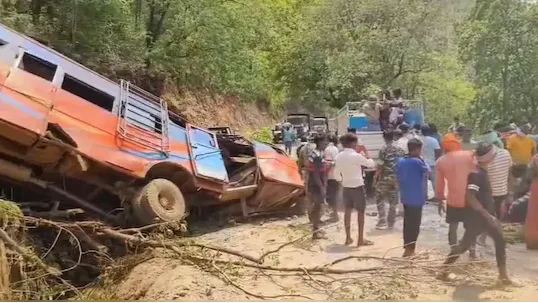 बस खाई में गिरी