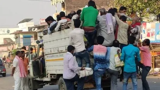 मालवाहक में ढो रहे सवारी