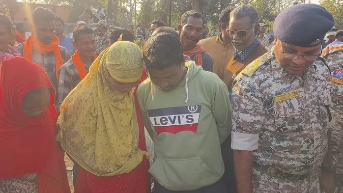 आदिवासी परंपरा में लौटा परिवार