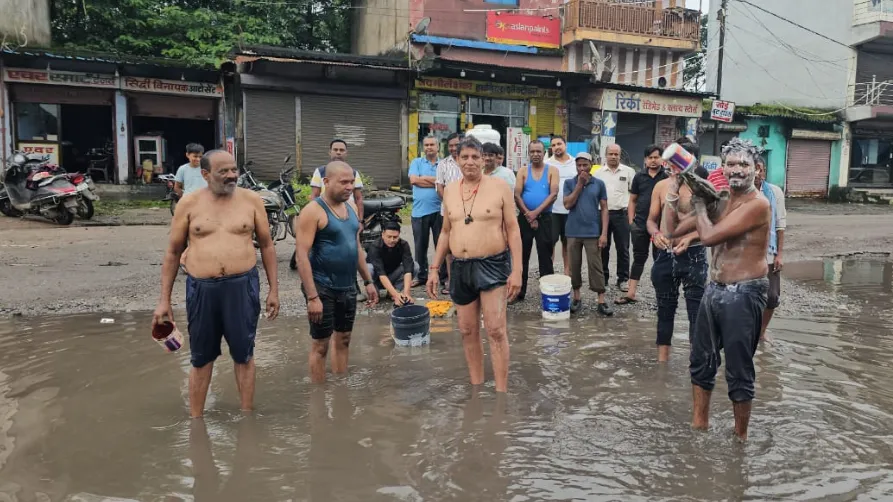 कोरबा सड़क मे स्नान