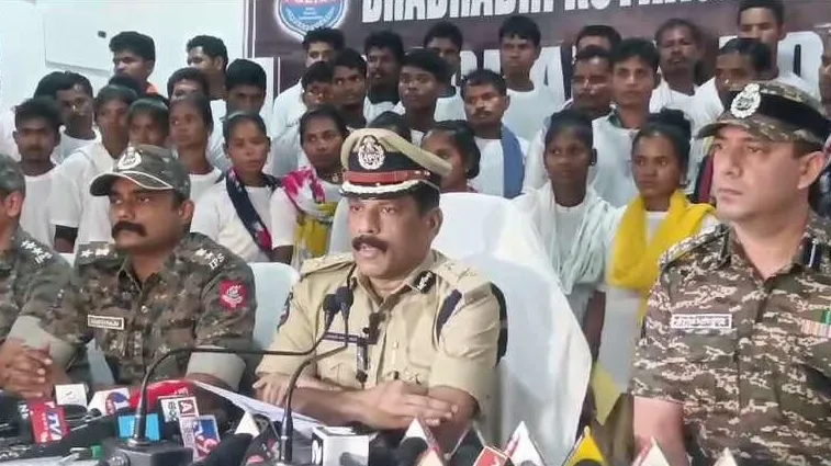 64 माओवादियों का समर्पण