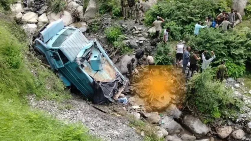 गाड़ी खाई में गिरी