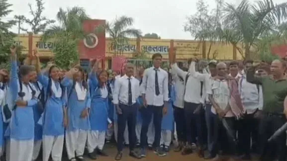 स्कूल में जड़ा ताला