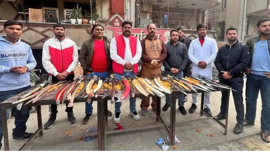 गाजियाबाद तलवार बांटना