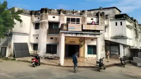  फर्श पर दिया बच्चे को जन्म