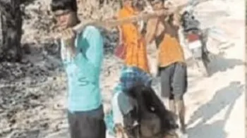 इलाज के लिए कांवड़ में लादकर अस्पताल ले जाते ग्रामीण