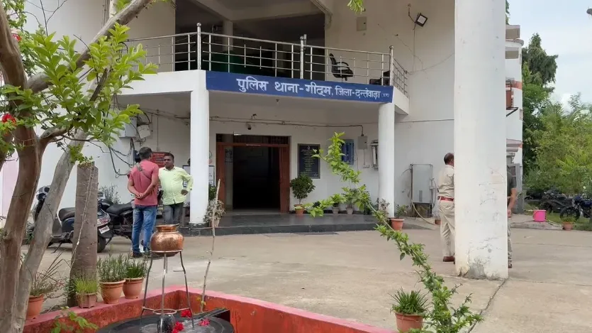 ग्रामीण आदिवासियों का अपहरण
