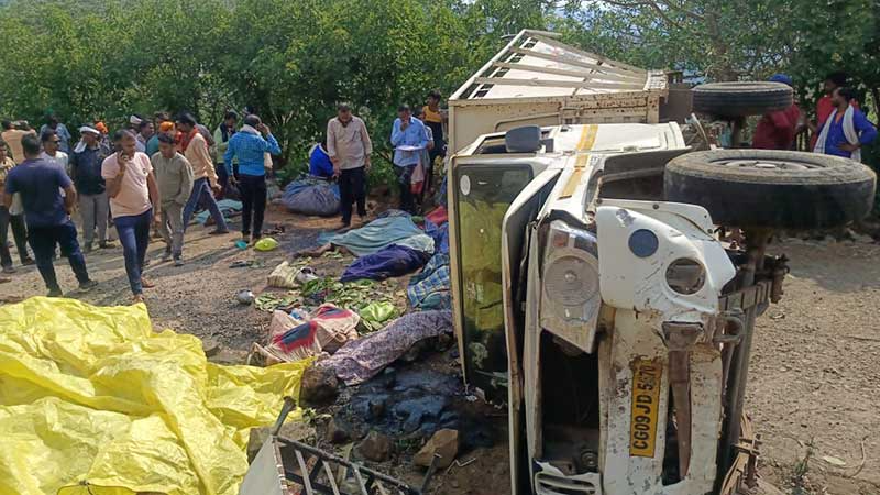 मजदूरों से भरी पिकअप पलटी, 3 की मौत, 14 घायल