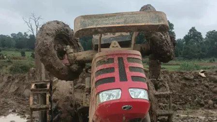 ट्रैक्टर फंसा