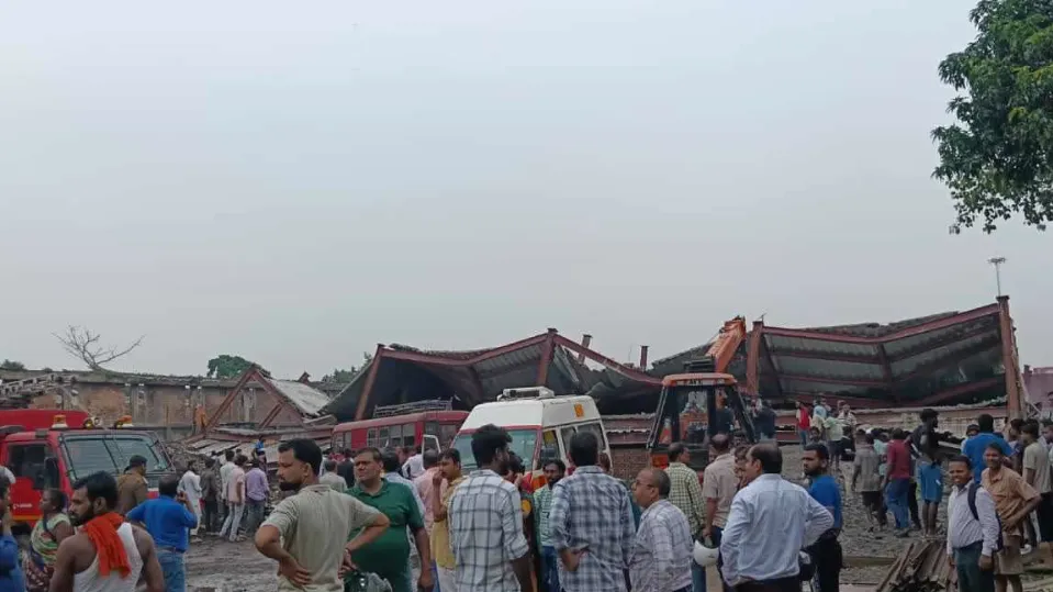 कोलकाता वेयर हाउस ढहा