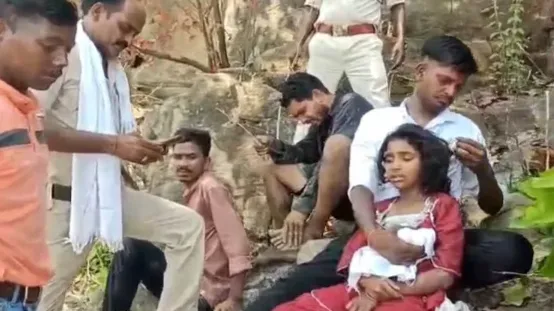 खाई में गिरी बच्ची