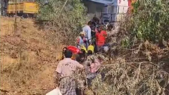 डीजल लूटने टूट पड़े लोग