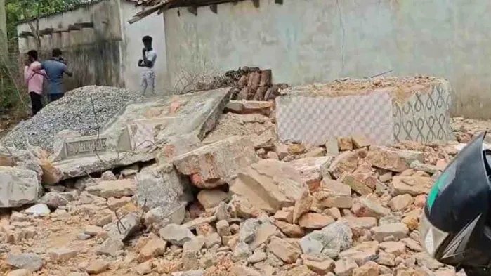 मंदिर टूटने से बवाल