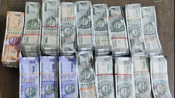 कार से 1 करोड़ 66 लाख बरामद