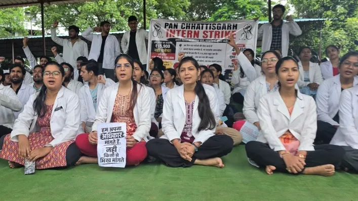  इंटर्न डॉक्टरों की अनिश्चितकालीन हड़ताल