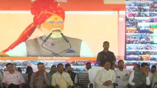 मोदी ने किया रेल्वे स्टेशनों का उद्घाटन 
