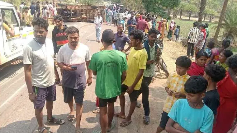 बस्तर पंडुम जा रहे आदिवासियों से भरा वाहन पलटा, 6 गंभीर