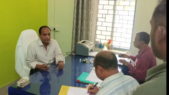रिश्वत लेते गिरफ्तार