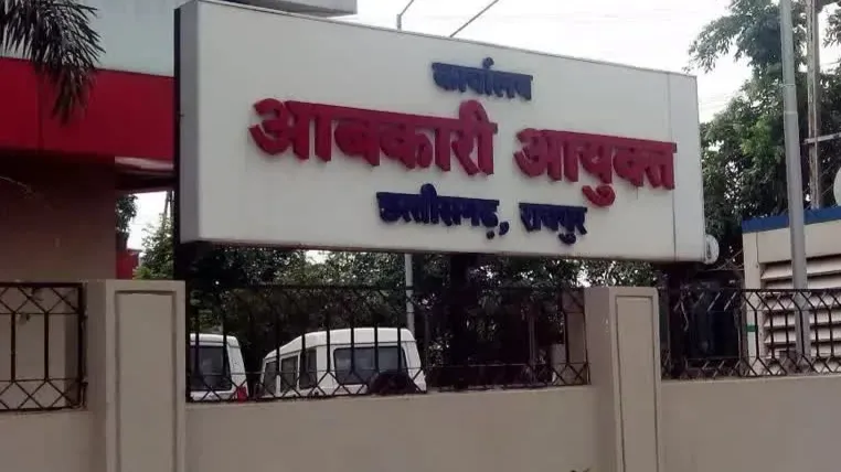 तीन अधिकारी निलंबित