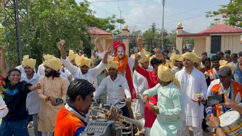 एनएसयूआई ने निकाली बारात