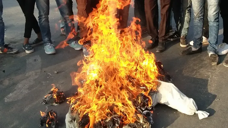 कांग्रेसियों ने फूंका पुतला