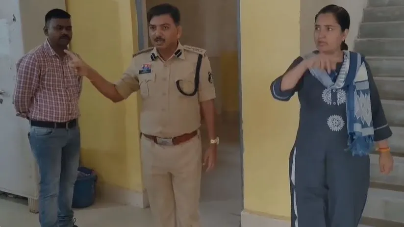 रेप काआरोपी फरार, पुलिसकर्मियों का निलंबन