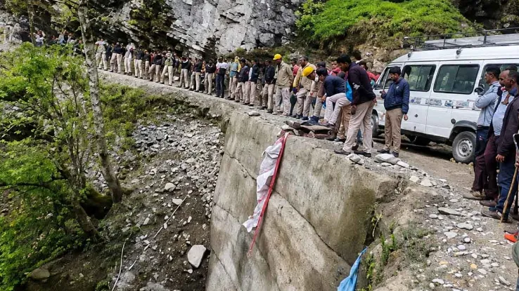 8 dead after taxi falls into gorge