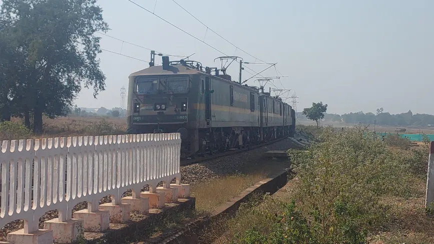 बस्तर में यात्री ट्रेनें बंद, मालगाड़ी चालू
