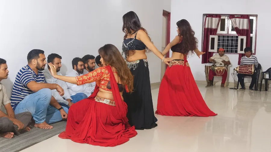 अश्लील डांस
