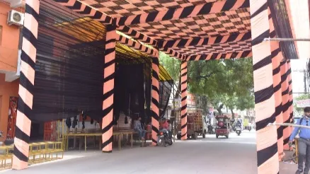 सड़क पर पंडाल