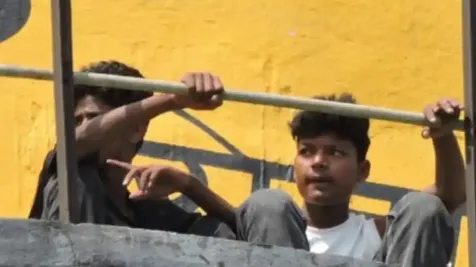 पानी टंकी पर चढ़े बच्चे