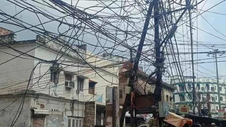 हाईकोर्ट के निर्देश के बाद शुरू हुआ केबल हटाने का काम