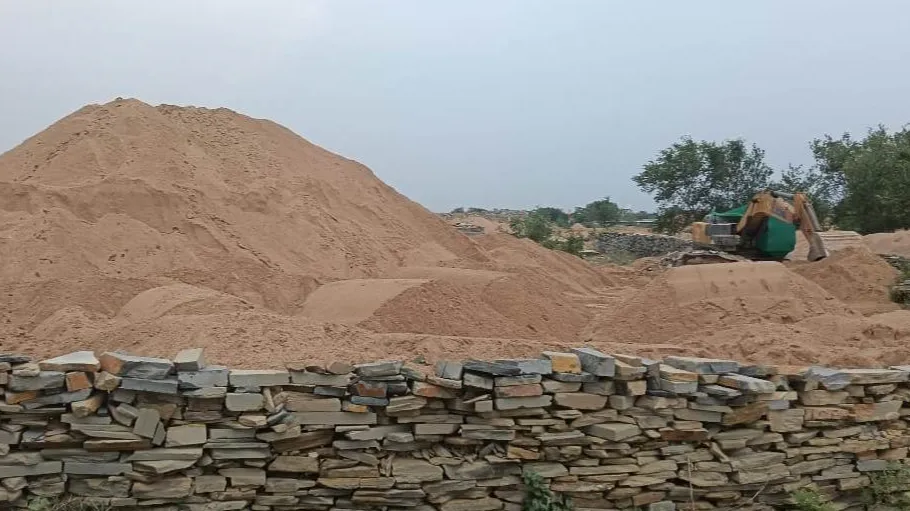 अवैध रेत भंडारण