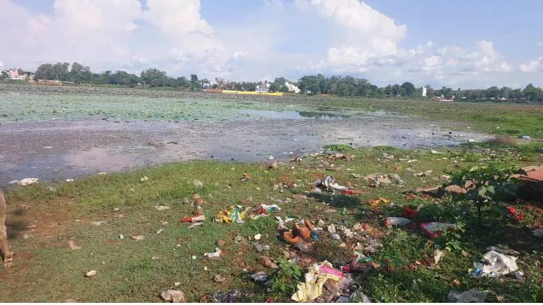  गंगामुण्डा तालाब का अस्तित्व खतरे में