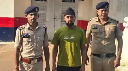 कैशियर गिरफ्तार