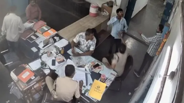 युवक ने थाने में रेता गला