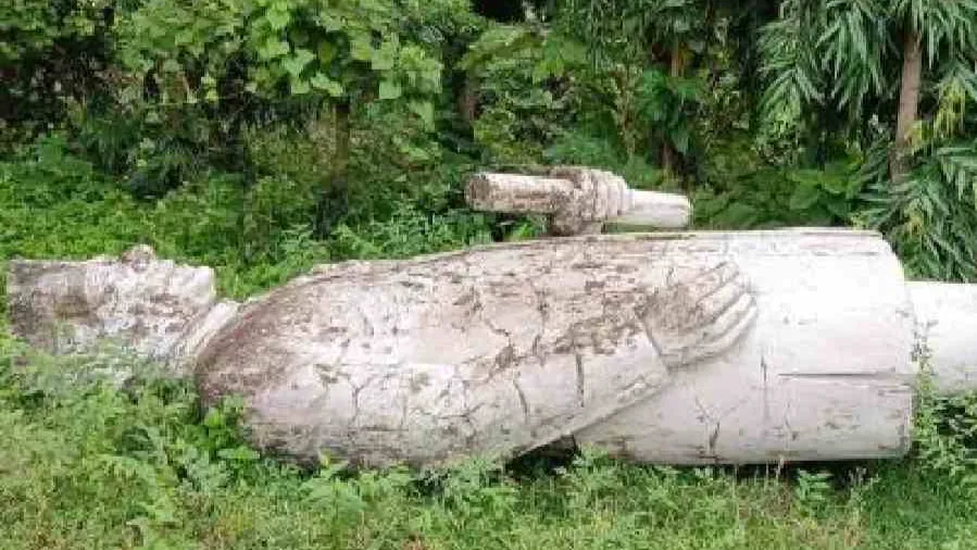 नेहरू जी की प्रतिमा