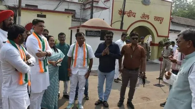  कवासी से मिलने पहुंचे पायलट
