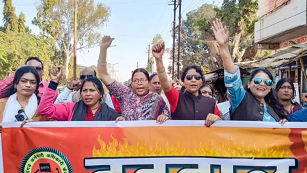 सरकारी कर्मचारी हड़ताल