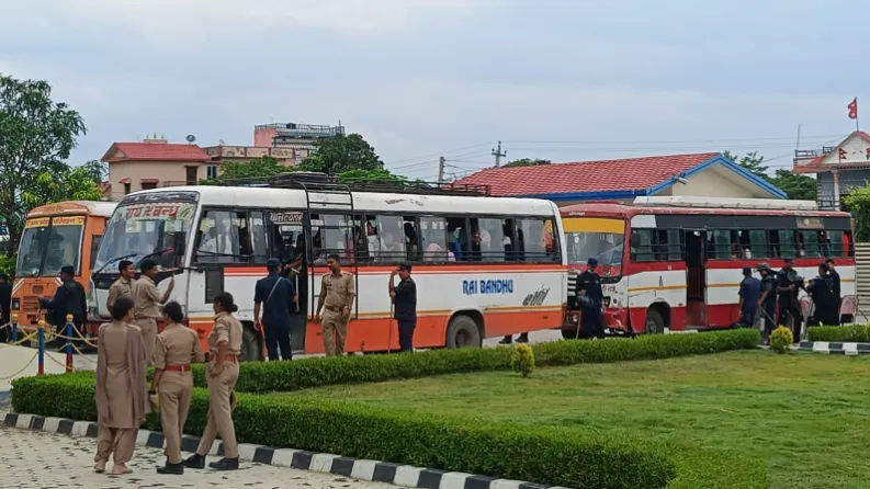 नेपाली बंधक बस में