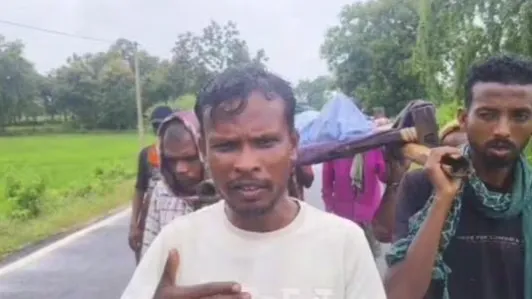 खाट पर शव ढोया