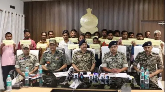 19 माओवादियों का समर्पण
