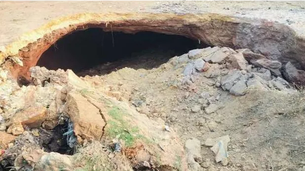 बस्तर में धसी जमीन, दहशत में ग्रामीण