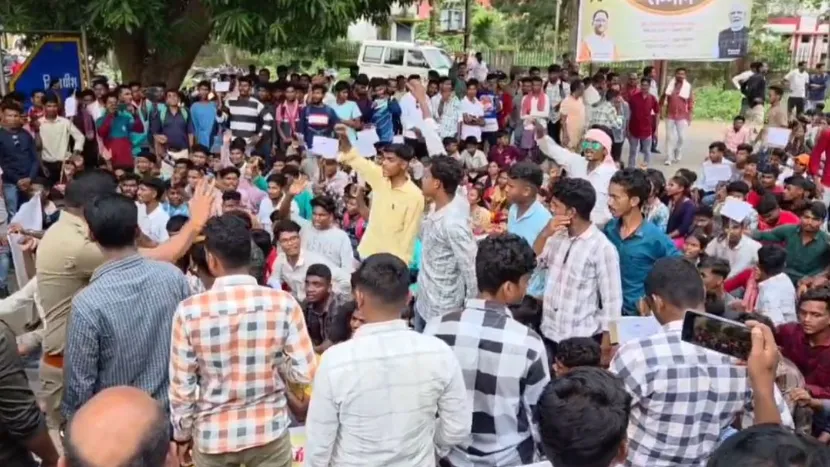 कलेक्टोरेट घेराव